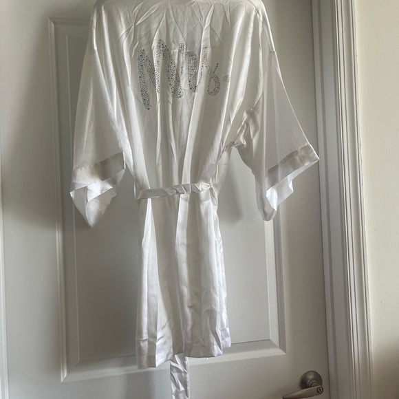 VS Robe - Picture 2 of 8